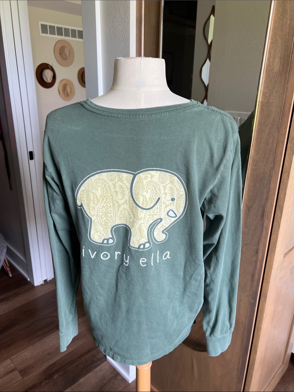 ivory ella elephant | Long-Sleeve Tee 
100% organic cotton